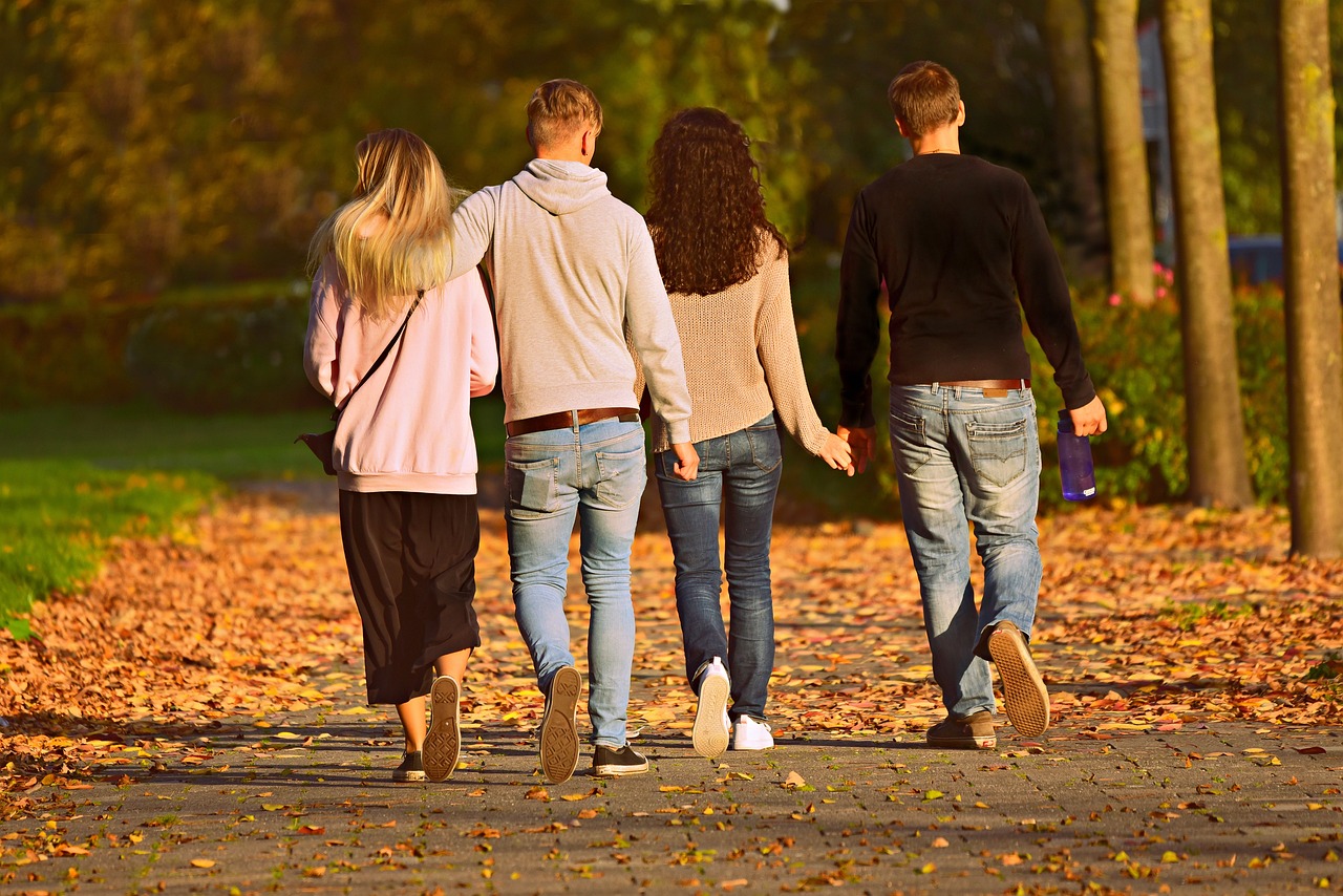 Caminhar de uma família durante o outono