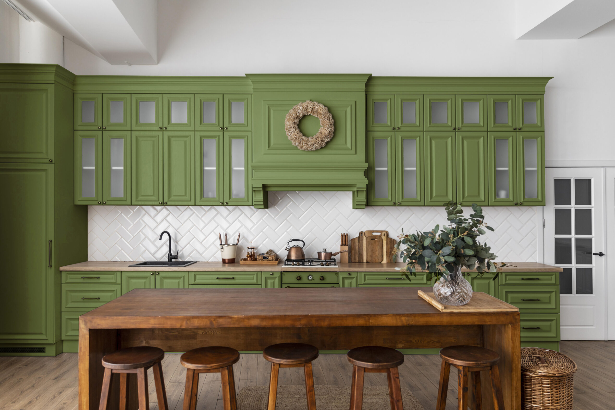 Cozinha com armários verde