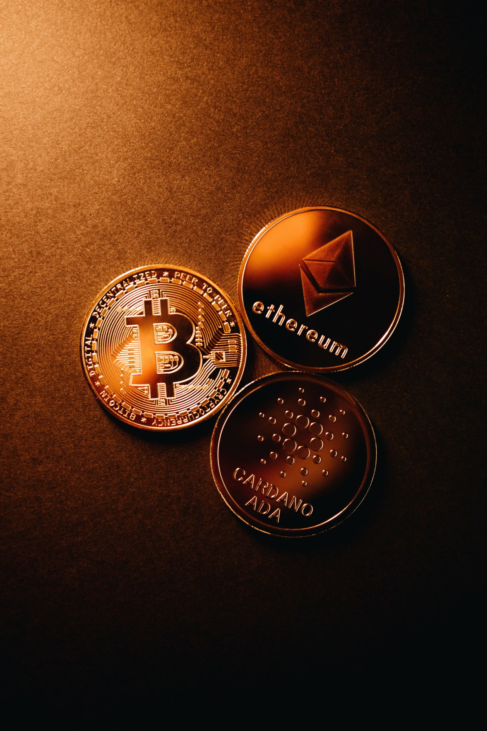 Bitcoin, Ethereum e Cardano. Crédito da foto: Pexels