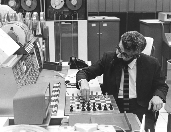 Em 1966, John McCarthy organizou uma série de quatro partidas de xadrez computadorizadas realizadas simultaneamente via telegrafo contra adversários na Rússia. (Crédito da imagem: Chuck Painter)