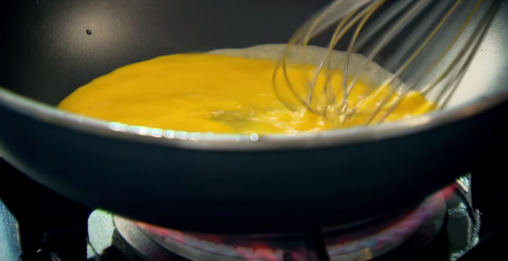 Coloque na frigideira os ovos batidos e espalhe ao máximo a mistura